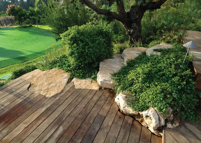 אחת מנק' החיבור בין הדק למסלעה