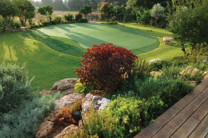 שטח הגולף העשוי דשא סינתטי, מתחבר היטב למדשאה האמיתית מסביב