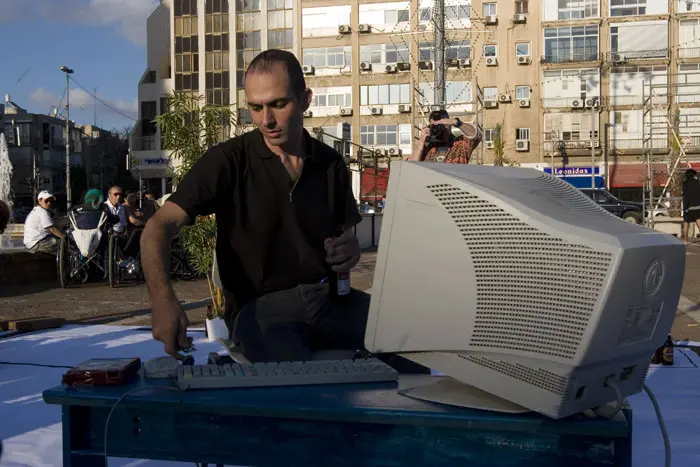 בעל הדירה אמר ליונתן: "אין לך מה להתבכיין, לא תוכל למצוא שום דבר יותר בזול"