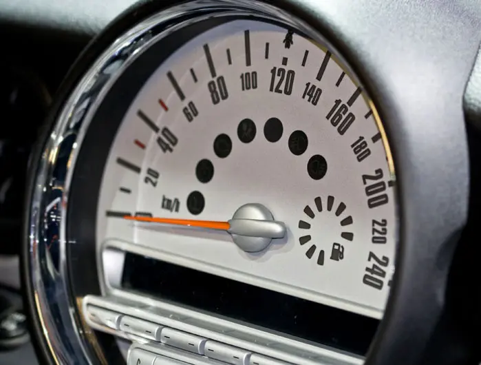 רובם של הנהגים בישראל לא שמים לב לשעון המהירות כי אין להם זמן