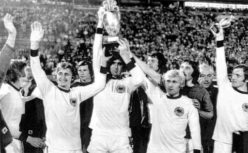נבחרת צ'כוסלובקיה 1976 לאחר שזכתה בגביע אירופה