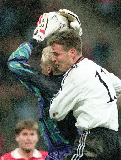 פטר שמייכל שוער נבחרת דנמרק עוצר כדור ביורו 1996
