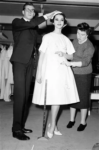 1958. משיק את שמלת הטרפז עם הכתפיים הצרות על הדוגמנית סווטלנה