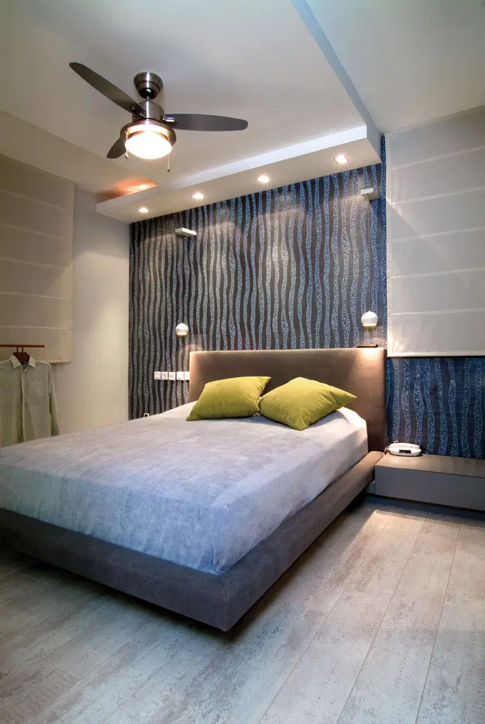 בחדר השינה, מראה רך ומלטף שהושג על ידי שימוש רב בטקסטיל, בתקרה מאוורר המופעל על ידי שלט רחוק