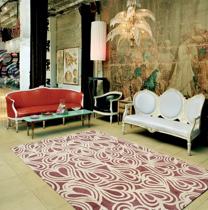 אהבתה של מעצבת שמלת המעטפת האגדית, Diane von Furstenberg, להדפסים צבעוניים, ניכרת בעיצוב השטיח הססגוני