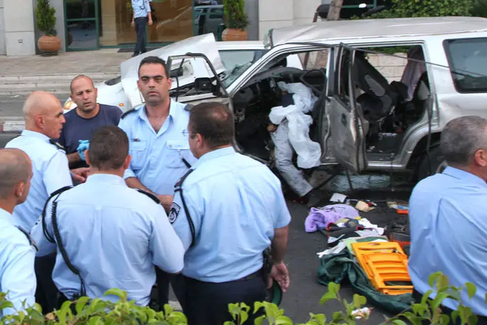 "נראה כי הרכב התפוצץ תוך כדי נסיעה". הרכב לאחר הפיצוץ ברחוב יגאל אלון