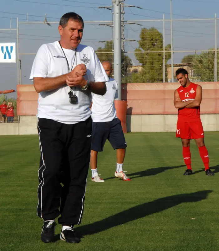 "אני רוצה לראות אגרסיביות", צעק המאמן, "אני רוצה לראות אותם נופלים, נכנסים אחד בשני". גוטמן