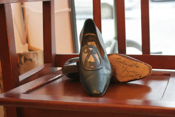 נעל מתצוגת אופנה בפריז. הדוגמנית שנעלה אותן חתמה על הסוליה