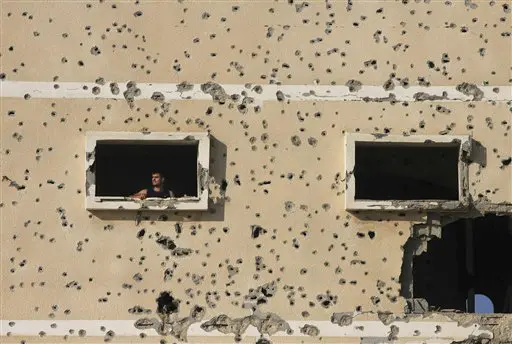 דקות לפני כניסת הרגיעה לתוקפה תקף חיל האוויר פעילי חמאס. תושב עזה בביתו, הבוקר