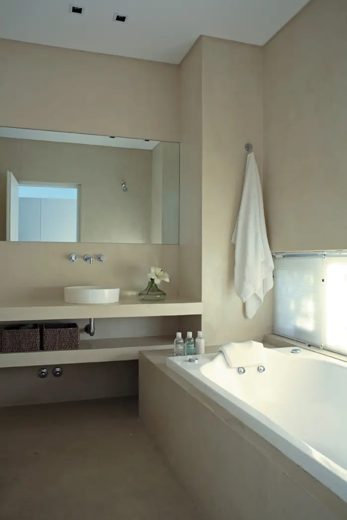 כל הדלתות בחדרי האמבטיה עשויות לוחות עץ לבנים , כשאפילו הפרזול חבוי היטב