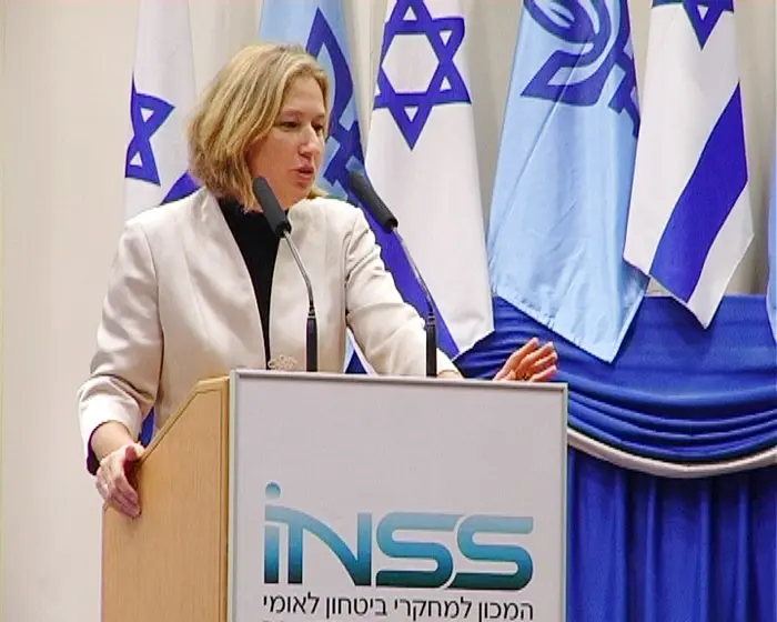 "אירן מסרבת לדרישה הבינלאומית לעצור את העשרת האורניום". לבני
