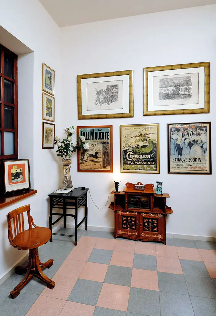 "חדר הכרזות", על קירותיו מתנוססות כרזות מקוריות של האמנים אלפונז מוכה וטולוז לוטרק, על כל אחת מהן חותמת מקוריות. הכרזות מבשרות על צעדיו הראשונים של עולם הפרסום