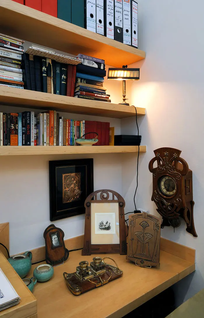 חדר העבודה, מכיל אוסף פרטי ארט נובו שונים, בניהם תמונות עם מסגרות עץ מקוריות