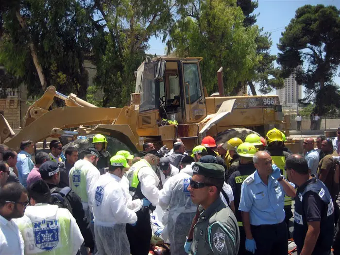 "עמדתי מול הטרקטור כדי שאני אהיה המטרה ולא האוטובוס". זירת הפיגוע, אתמול