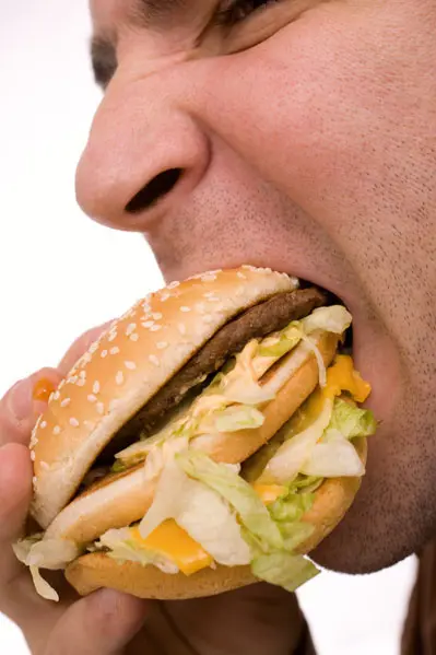 אכילת המבורגרים בגובה 8 ס"מ עלולה לגרום לנזק במפרקי הלסת