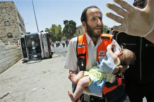 אפרת אונטרמן בת ה-4 חודשים מחולצת מהרכב בו נהרגה אימה, בת-שבע, אתמול בזירת הפיגוע בירושלים