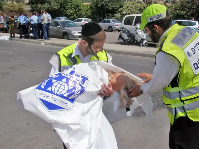 אנשי זק"א מפנים תינוקת בובה, היום