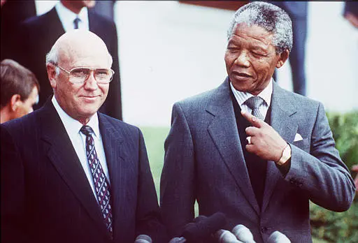 נשיא דרום אפריקה פרדריק ווילם דה קלרק עם נלסון מנדלה