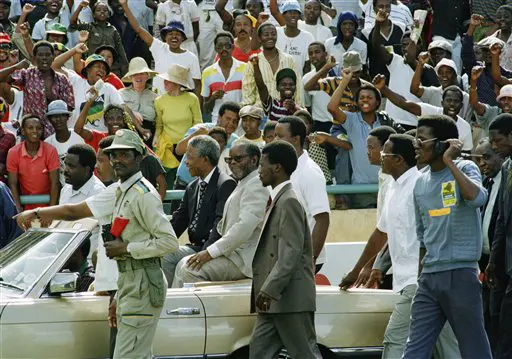 מנהיגי הקונגרס הלאומי האפריקאי אוליבר טמבו (במשקפי שמש) ונלסון מנדלה