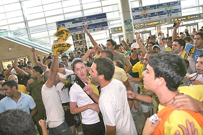 תזהרו שם בחוץ. אוהדי בית"ר