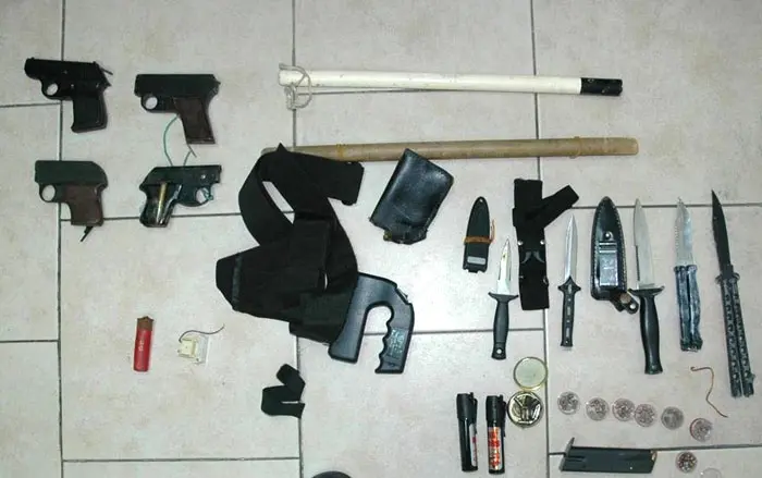 בבית החשוד נתפסו גם אקדחים מאולתרים, אקדח אותנטי, תחמושת, סכינים ואמצעי לחימה נוספים