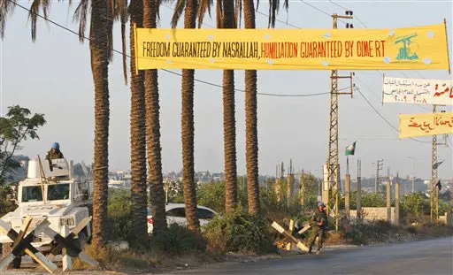 "החופש מובטח על ידי נסראללה, ההשפלה מוצגת על ידי אולמרט". שלטים בלבנון