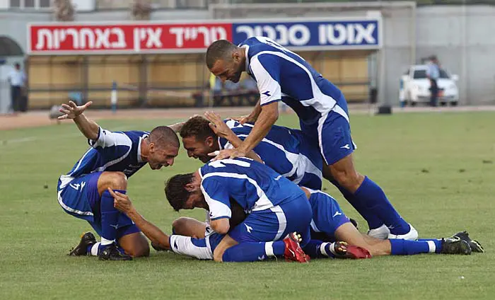 יש חגיגה. שחקני קרית שמונה לאחר השער