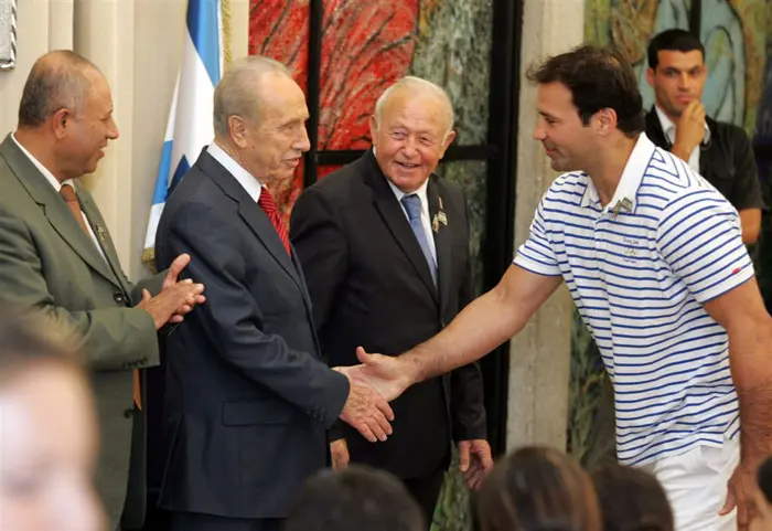 הציגו את התלבושות החדשות. פרס מול זאבי