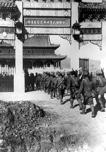 הצבא היפני צועד לתוך העיר נאנג'ינג