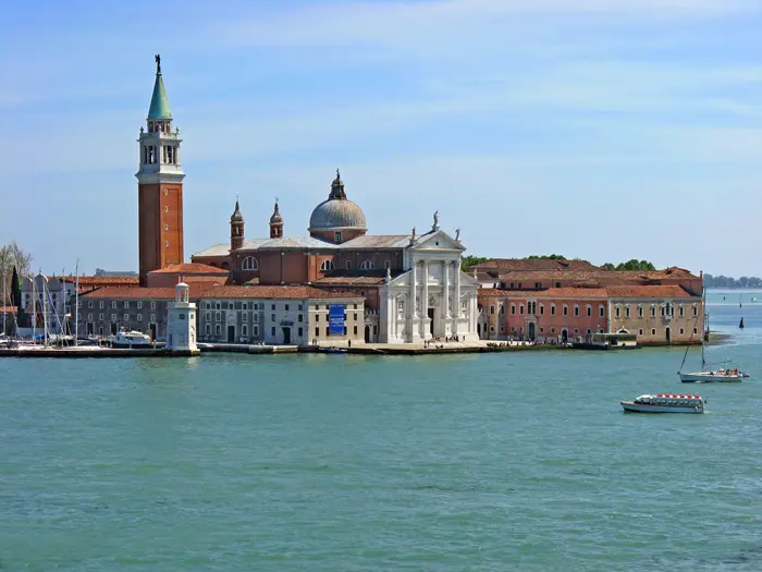 ונציה היתה במהלך ימי הביניים והרנסאנס מעצמה ימית שחלשה על 18 איים קטנים