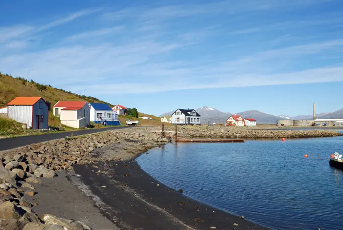 עד מהרה טיפסה ההצעה המפתה למחיר של לא פחות מ 17.28 מליון דולר. כפר דייגים טיפוסי באיסלנד