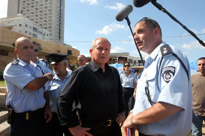 "הקיצוץ המוצע פירושו שהממשלה הזו החליטה לפגוע בביטחון הפנים". דיכטר