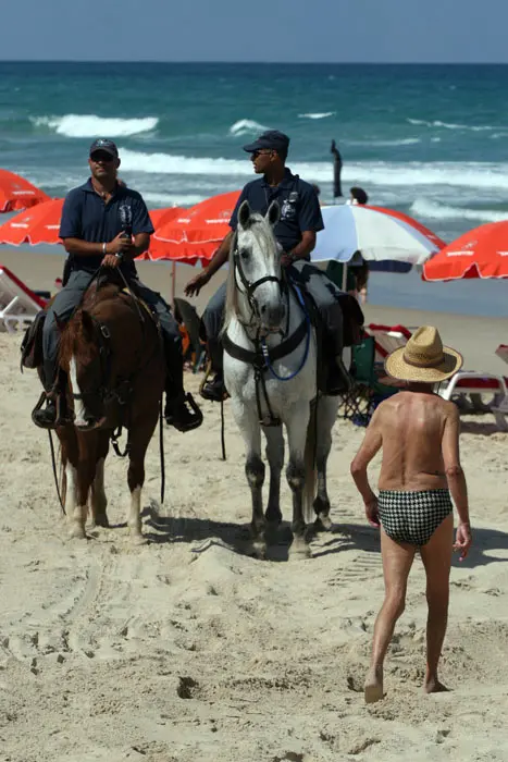 דיכטר הדגיש כי השוטרים מסכנים את חייהם יום-יום למען האזרחים