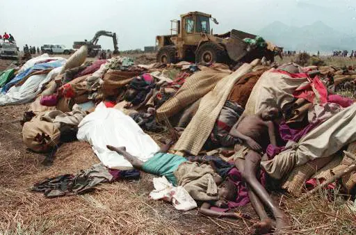 טרקטור גורף גופות קורבנות מרצח העם ברואנדה לקבר אחים