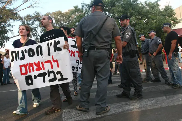 פעיל שהיה במקום סיפר כי המפגינים הוכו בזמן שהוכנסו לניידות המשטרה, ואף לאחר מכן, כשכבר ישבו בתוך הניידת. ההפגנה היום