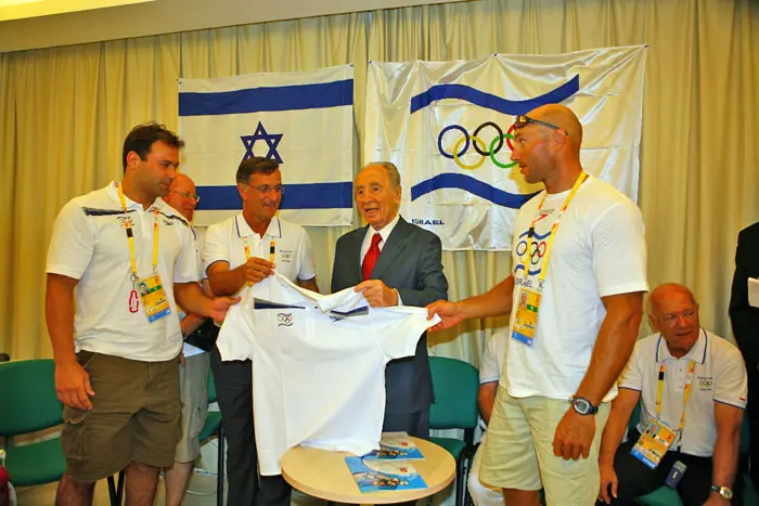 קיבל את חולצת המשלחת. פרס עם מיכאל קלגנוב, אריק זאבי ואפרים זינגר