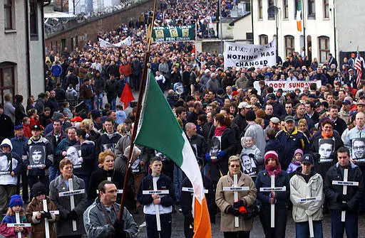 מפגינים צפון אירים  צועדים לזכר קורבנות "יום ראשון הארור"