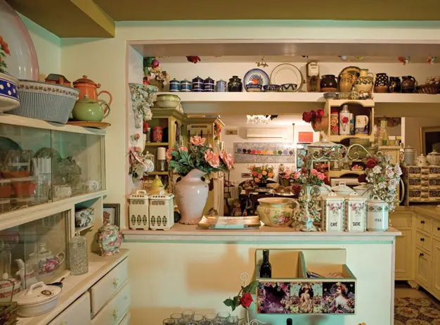 המטבח, במבט מ'חדר האוכל הצפוני', על שלל הכלים הגלויים והמוכנים לשימוש יומיומי