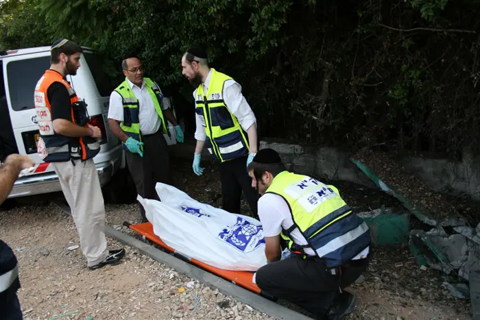 תאונת דרכים במחלף בר אילן בבני ברק, רכב סטה לתוך תחנת אוטובוס