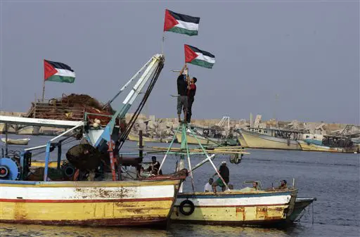 ספינות דיג פלסטיניות ניסו לקבל את פני הספינות, אך לדברי פלסטינים צה"ל ירה באוויר והן שבו לחוף