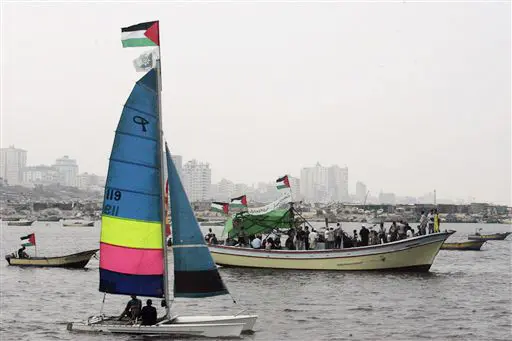 עשרות סירות דיג פלסטיניות עשו את דרכן מחופי הים של עזה אל לב ים בשעות הצהרים בכדי לקבל את פני הספינות, אך שבו על עקבותיהן