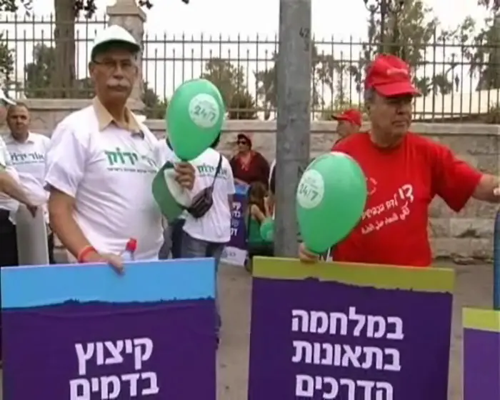 "כמו לראות תינוק שעושה את צעדיו הראשונים וכבר מקצצים לה את הרגליים". מוחים נגד הקיצוץ