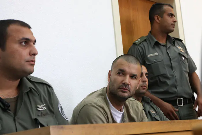 "ירד לה דם מהאף ומהאוזניים". רוני רון