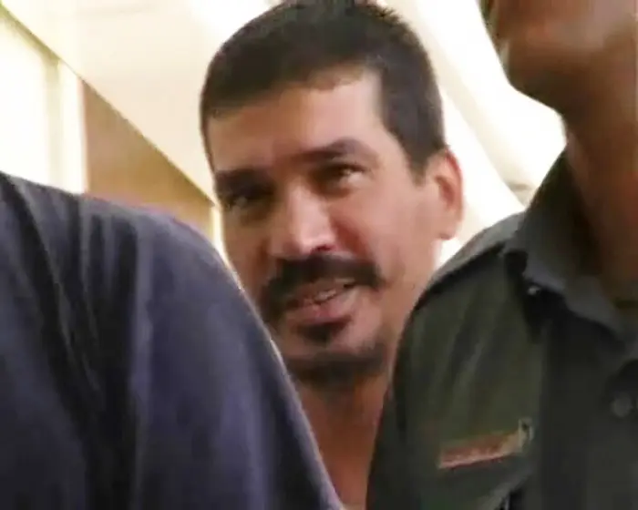אברג'יל מואשם בעבירות שביצע בארה"ב בין השנים 2002-2006 וביניהם, רצח סוחר הסמים הישראלי סמי אטיאס בלוס אנג'לס