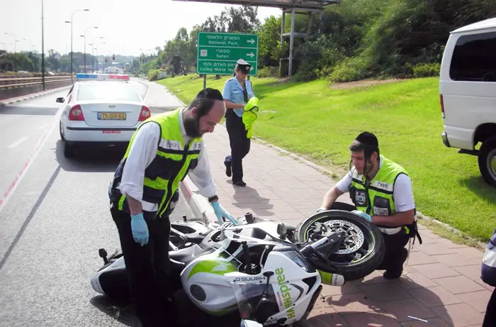 רוכב אופנוע בשנות העשרים לחייו איבד שליטה והתנגש בשלט הכוונה. התאונה באלוף שדה היום