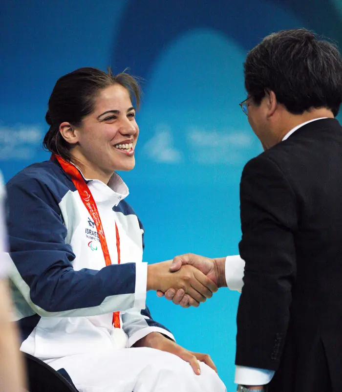 השחיינית ענבל פיזארו מקבלת מדליית כסף באולימפיאדת בייג'ין