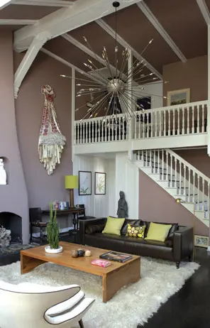 מראה כללי של הסלון. כורסאות מקוריות משנות ה-60