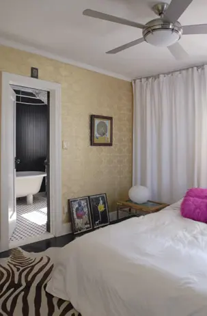 מחדר השינה וקירותיו המוזהבים, הצצה לשירותים הצמודים