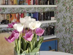 גב הספריה, הממוקמת לצד החלון בפינת האוכל, מחופה טפט פרחוני. קלסיקה אמריקאית של המעמד הבינוני במאה ה- 20