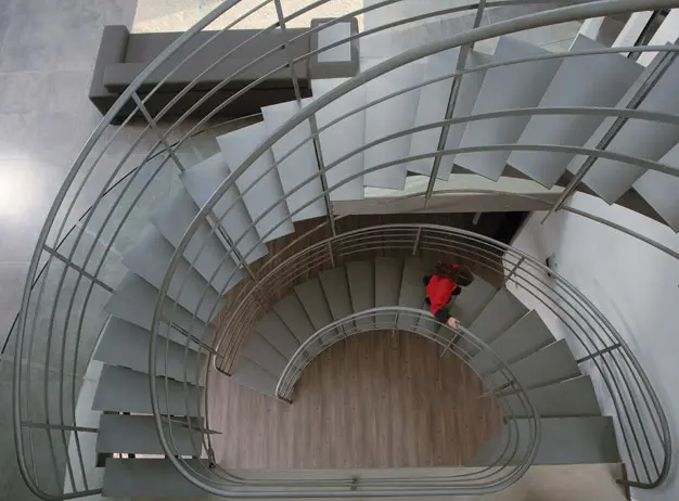 מבט מהקומה העליונה לקומת המרתף, מגלה את המדרגות הספירליות, שנתמכות בכבלים אלכסוניים